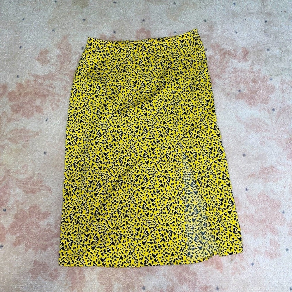 Bcbg yellow and black skirt with slit size: 8